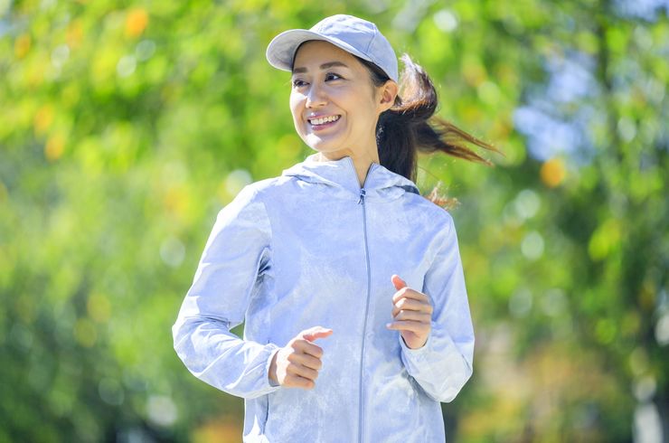 ランニングをする女性